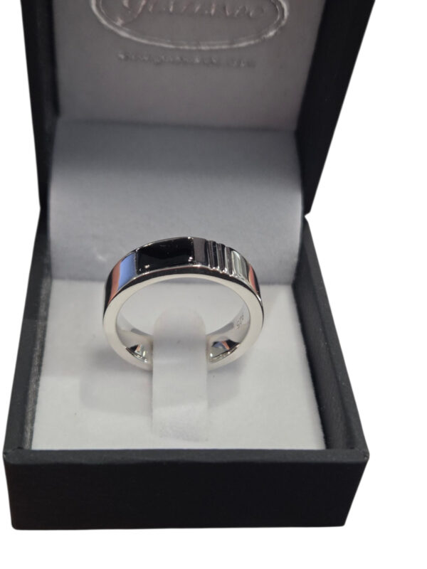 side view of off-center black onyx ring