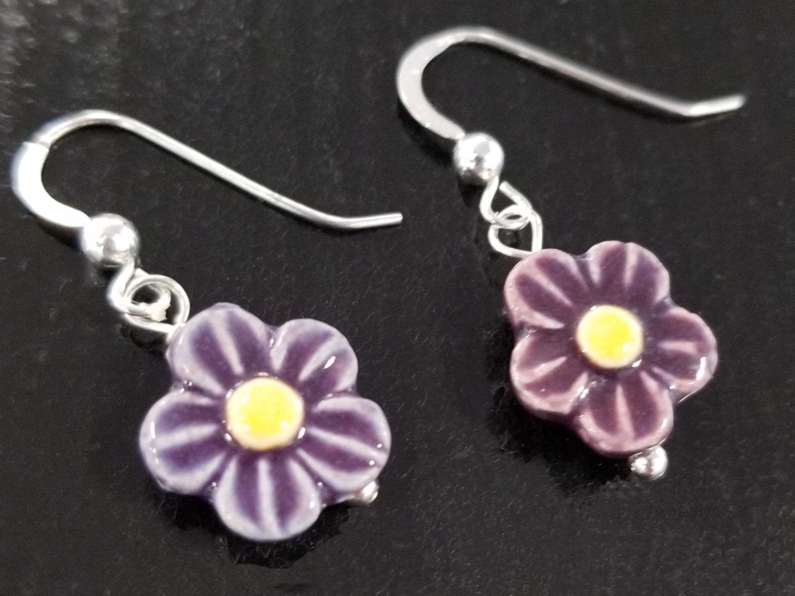 dark purple daisy earrings