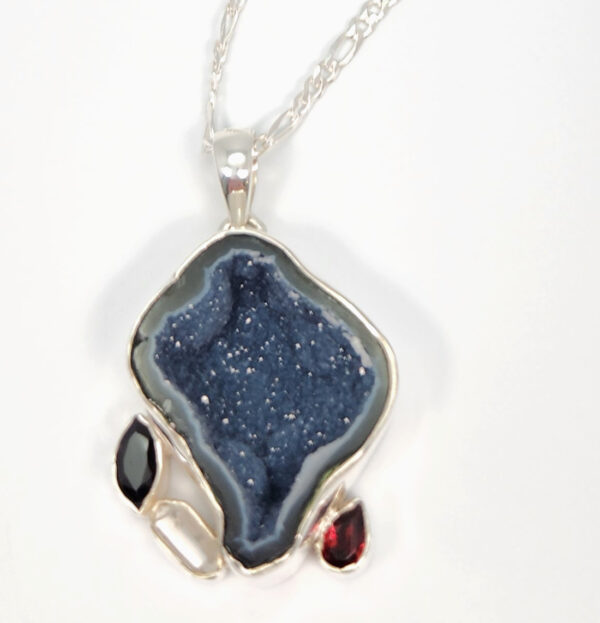 gray agate geode pendant with accent stones on figaro style chain