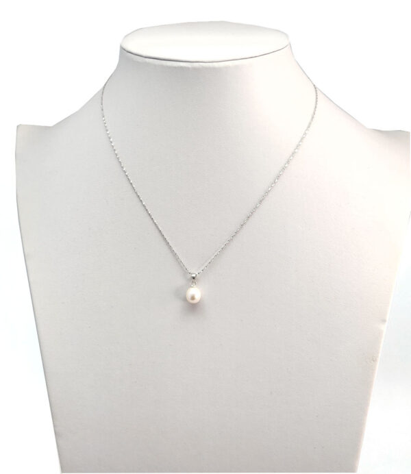 White fresh water pearl pendant on 18 inch sterling silver chain